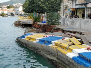 Καταρρέει τμήμα του λιμανιού του Πόρου!
